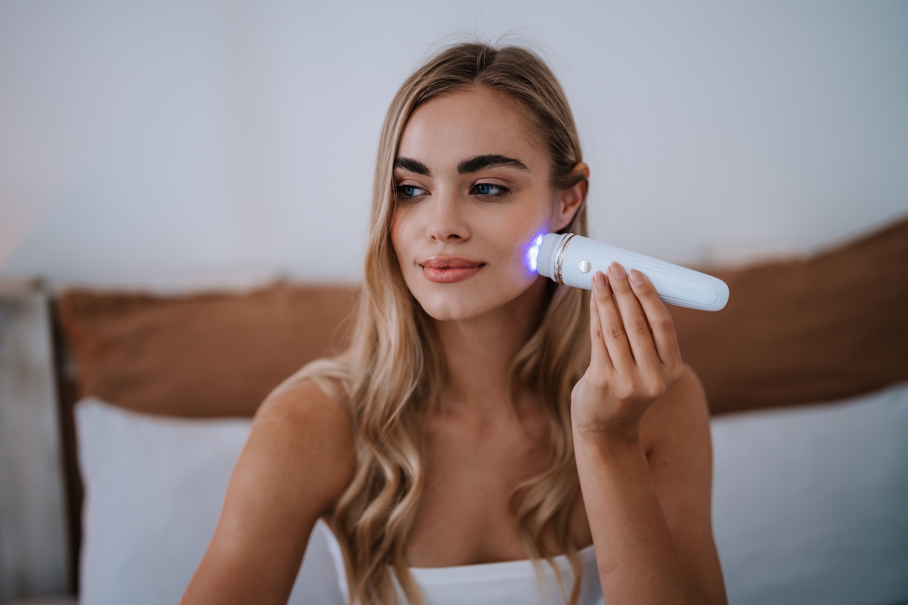 BEAUTIFLY B-Glossy Acne Young Gerät mit LED